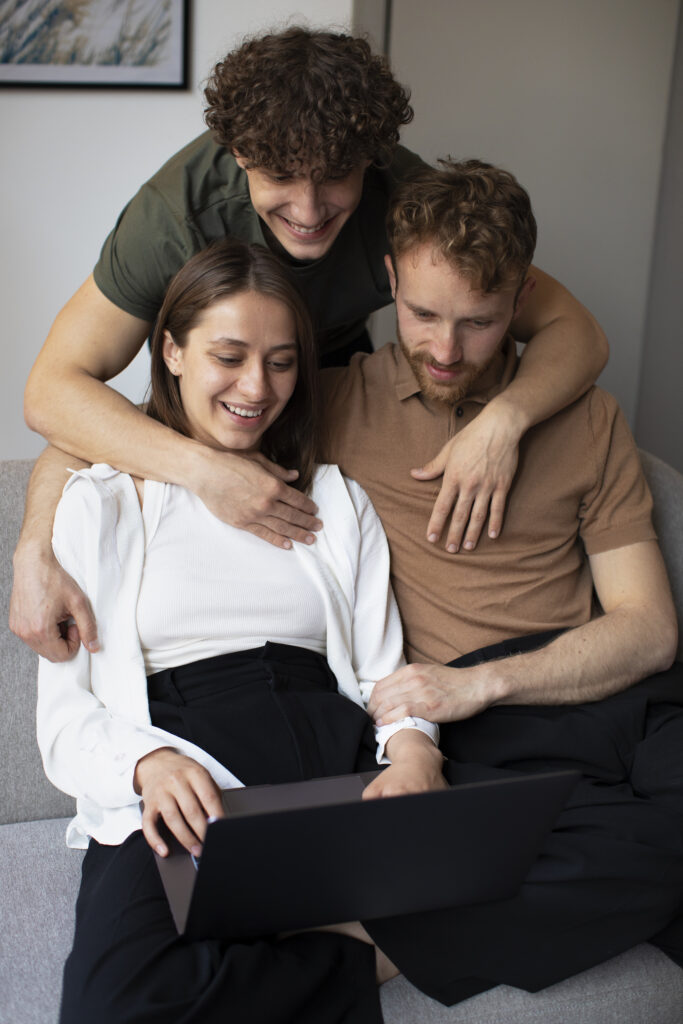 medium-shot-smiley-people-polyamory-relationship